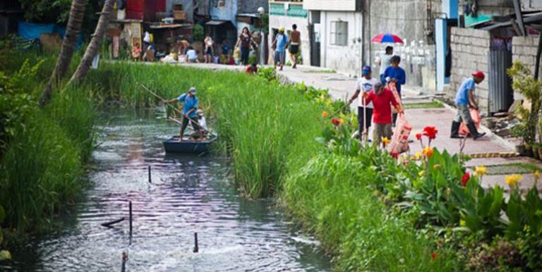 So-called River Warriors—a group tasked with overseeing the cleanup—spruce up Estero de Paco. Photo credit: ADB.