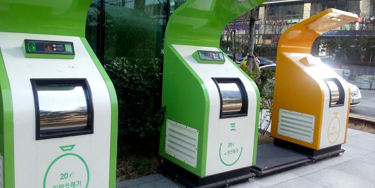 RFID-equipped waste disposal bins are used to automatically measure the weight of waste. Photo credit: Seoul Urban Solutions Agency.