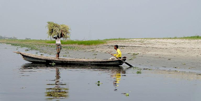 A large number of people depend on the Meghna River for their livelihood, including those who live on subsistence fishing. Photo credit: Deltares.