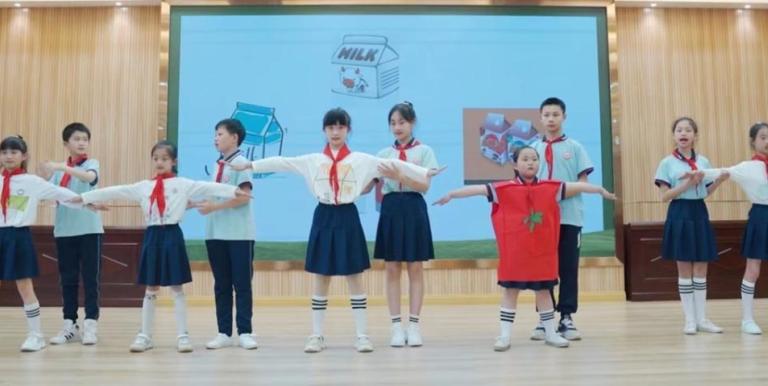 Students of Furong School of Sanyang Township in Pingjiang County talk about their milk carton recycling initiative and share best practices in recycling. Photo credit: Furong School.