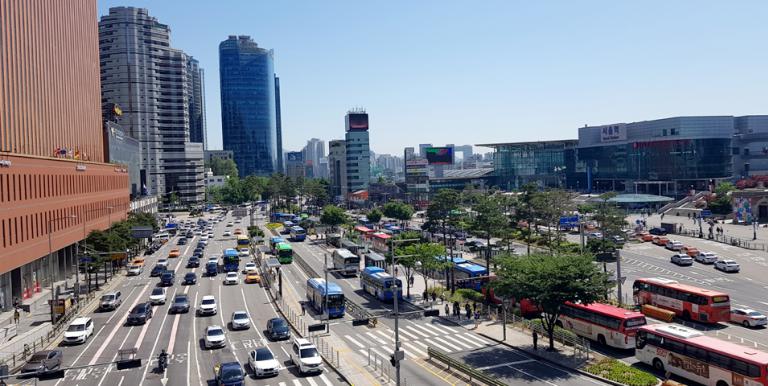 Seoul’s public transportation reform of 2004 represented a fundamental paradigm shift in the city’s public transportation system that included infrastructural improvements, the integration of ICT in transportation planning and operations, and a comprehensive overhaul of transportation policies. Photo credit: Seoul Urban Solutions Agency