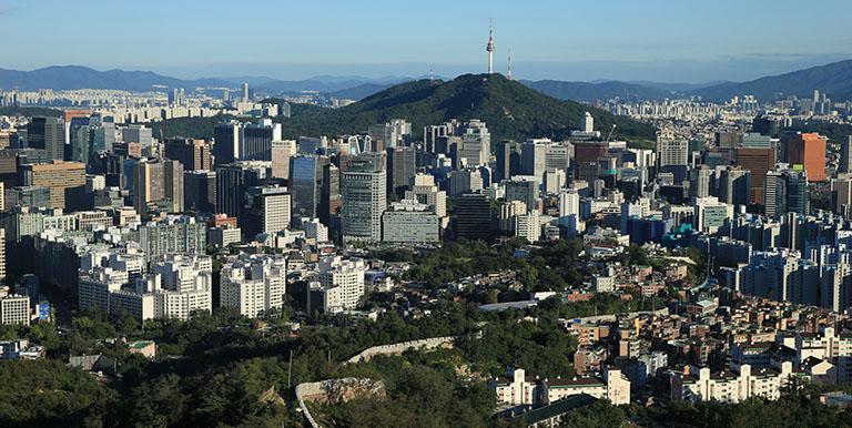 Seoul was devastated by the Korean War in the 1950s, but the city rapidly recovered and gained economic prosperity, thanks to numerous urban planning projects undertaken by the government. Photo credit: The Seoul Institute.