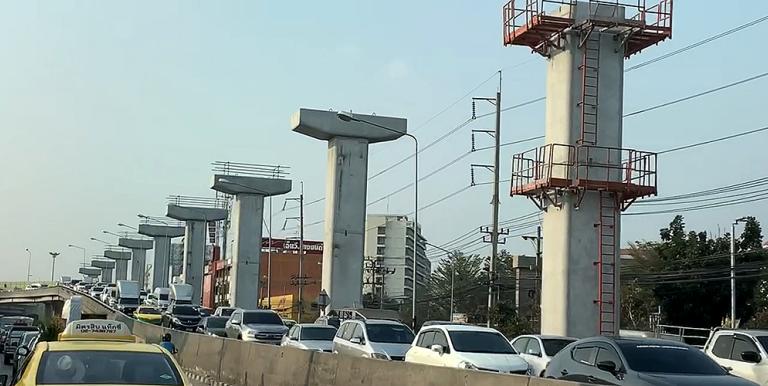 A mass rapid transit project aims to ease traffic congestion in Bangkok while also creating economic opportunities for construction workers not only in Thailand but also in neighboring Cambodia and Myanmar. Photo credit: ADB.