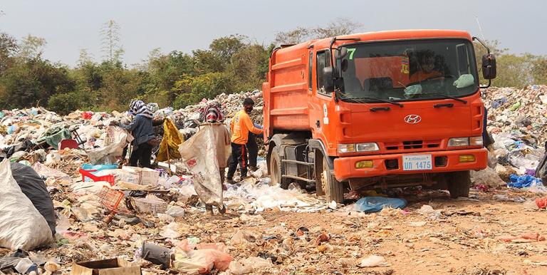 The previous contractor was not able to collect garbage from households regularly and failed to properly manage dumpsite operations at Kaysone Phomvihane City. Photo credit: ADB.