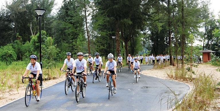 Cyclists along the Eastern Coastal Loop of Singapore’s Park Connector Network. Photo credit: NParks