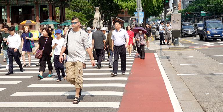 The restoration of pedestrian crosswalks at Gwanghwamun intersection, the representative street of Seoul, through the efforts of citizens ushered in a new phase in the growth of pedestrian rights. Photo credit: Lim Sam-Jin.