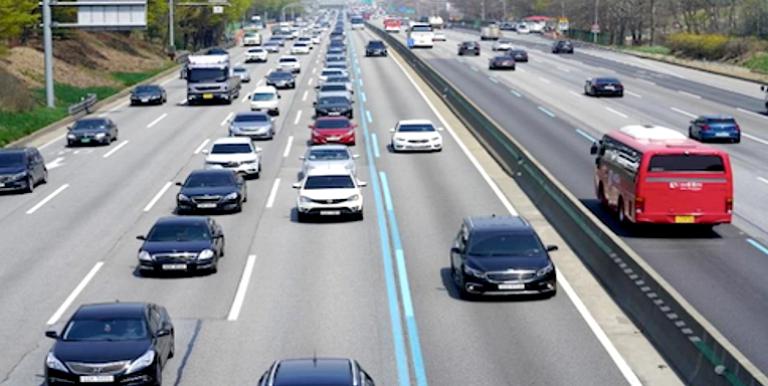 The Republic of Korea prioritized the construction of expressway networks in the 1970s and 1980s to facilitate freight transport. Photo credit: K-Developedia.