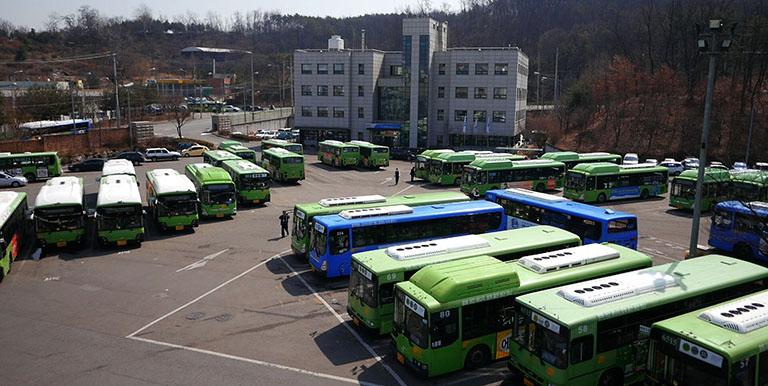 Seoul's semi-public bus operations model revamped the management structure of the city's deteriorating bus system, improving service quality and convenience for users, and strengthening the competitiveness of bus services. Photo credit: SUSA.