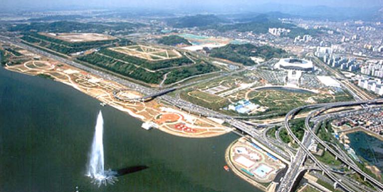 Two of the five parks that comprise the World Cup Park were built on top of mountains of garbage. Photo credit:  Seoul Metropolitan Government.