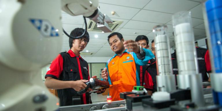 Increased access to technology in schools helps improve learning outcomes and provide students with in-demand technical skills.  Photo: ADB.