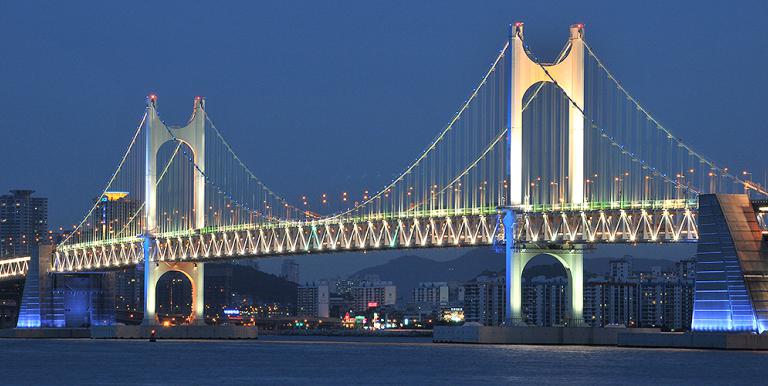 Many sea-crossing bridges connect islands in the Korean peninsula to the mainland. Photo of Gwangan Bridge in Busan is courtesy of KICT. 