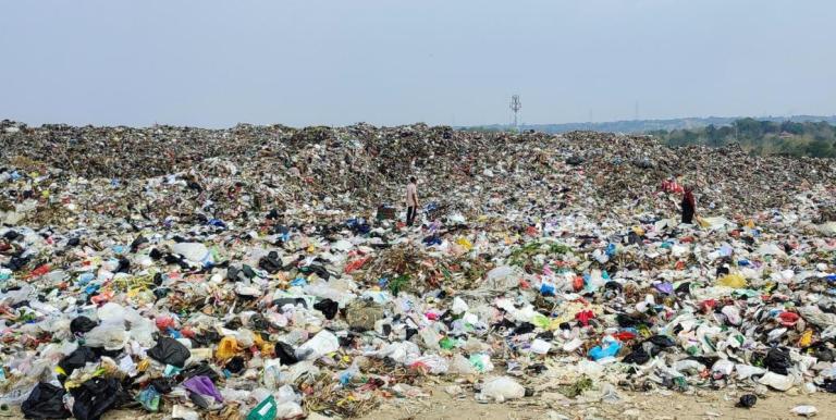 Waste pickers in Kopi Luhur landfill in West Java, Indonesia. Photo credit: Christopher Davies.