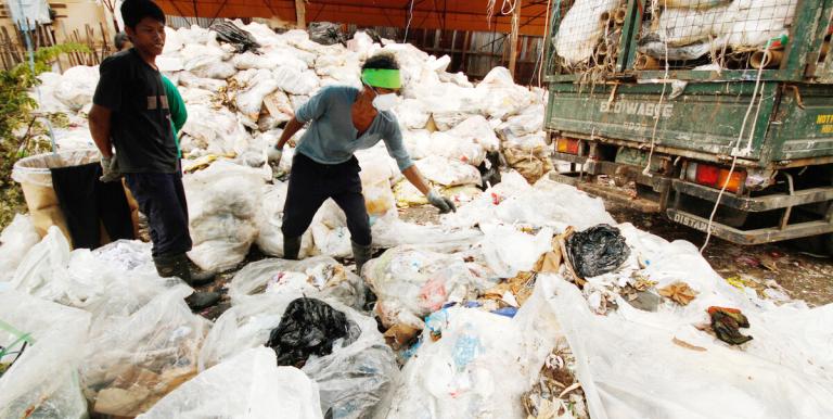 Informal waste workers sort materials like plastic that can be resold or recycled. The Philippines’ EPR law requires producers to manage plastic packaging waste to reduce pollution. Photo credit: ADB.