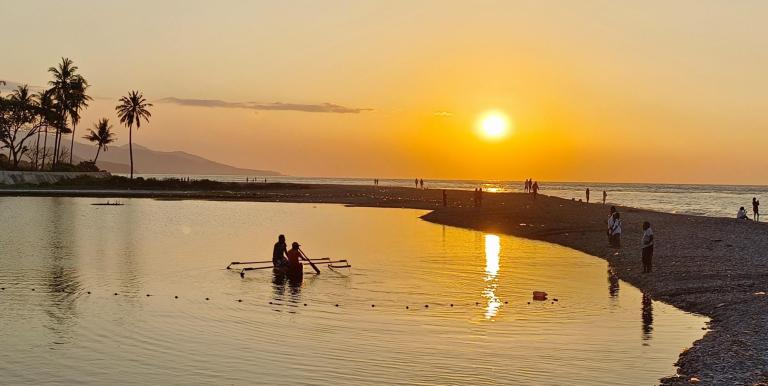 Evening catch. Timor-Leste’s coastal and marine tourism can be one of the main drivers of its blue economy. Photo credit: Nuntana Tangwinit.