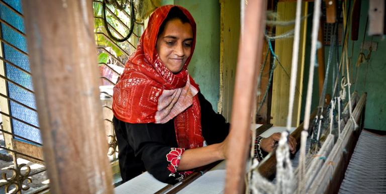 While public sector employees, making up 15% of the workforce, benefit from stable incomes and pensions, 67% of Sri Lankans face informal and unstable employment. Photo credit: ADB.