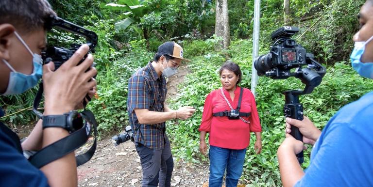 A Dumagat storyteller being briefed on using a body camera to capture visuals for her stories. Photo credit: ADB.