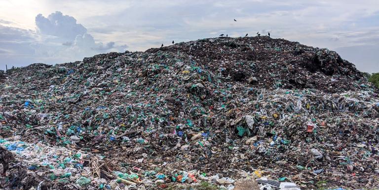 Inefficient disposal practices at the Rajbandh landfill site in Khulna City, Bangladesh pose a threat to human and environmental health. Photo credit: Minhajur Rahman Khan.