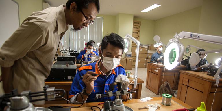 Mentors can address the technical and business development needs of aspiring entrepreneurs. Photo credit: ADB.