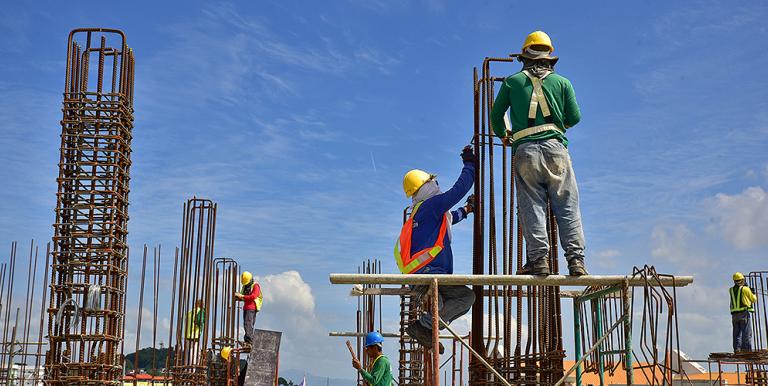 A paid sick leave program in the Philippines that encourages symptomatic workers to self-isolate could reduce the overall mortality from COVID-19 by as much as 50%. Photo credit: ADB.