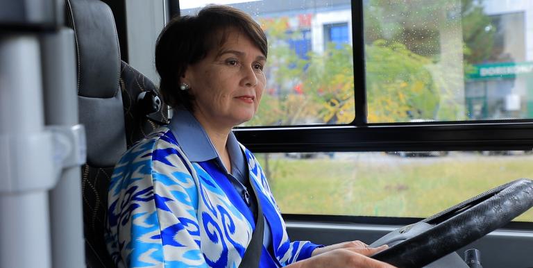 Eco-friendly buses driven by women highlights inclusive hiring and sustainable and cleaner transport solutions. Photo credit: Toshshahartransxizmat.