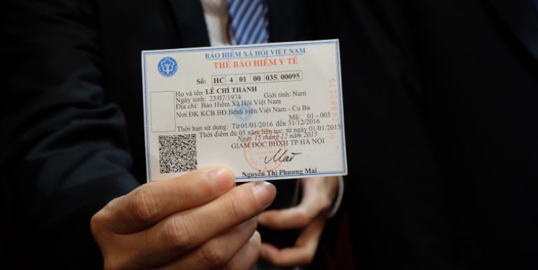  In Viet Nam, smart cards help people, including the poor, connect to government services. Photo by Edsel Roman.