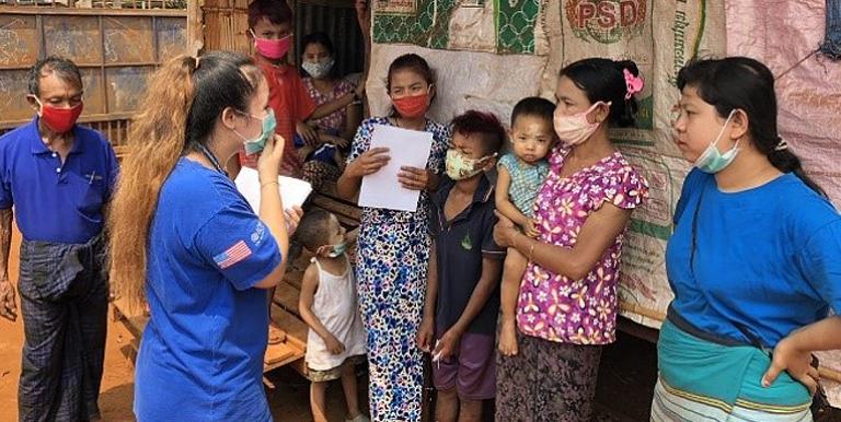 The International Organization for Migration (IOM) conducts outreach and health education for migrant families in Mae Sot, Thailand in April 2020. Photo credit: IOM. 