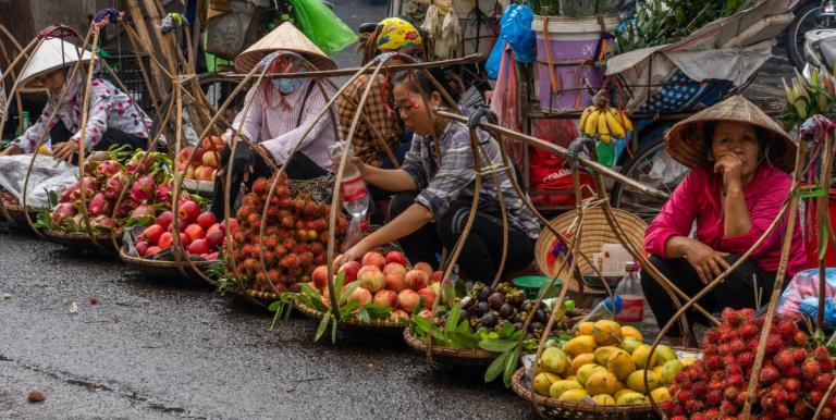 The increase of pathogenic loads across the value chains—from farm to retail—can be attributed to poor hygienic practices in handling of fruits and vegetables. Photo credit: ADB.