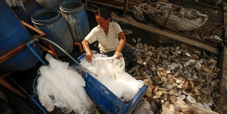 A law in the Philippines encourages communities to set up material recovery facilities, which offer livelihood incentives for people to recycle waste. Photo credit: ADB.