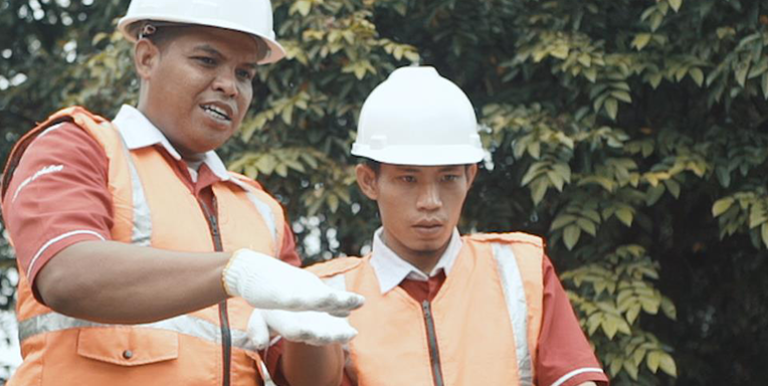 Engineers learn how to install solar panels at PEKA SINERGI in Indonesia. Photo credit: PEKA SINERGI