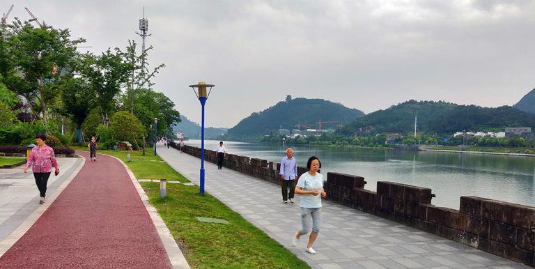 For the Yangtze River Economic Belt to sustain growth, the region needs to address environmental issues, such as pollution in Xin’an River and other tributaries. Photo credit: ADB.