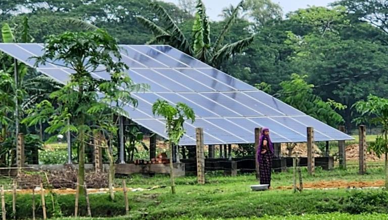 Solar photovoltaic-powered irrigation systems in Mymensingh, Bangladesh provide clean energy for irrigation while supplying surplus electricity to the local grid during the lean season. Photo credit: ADB.